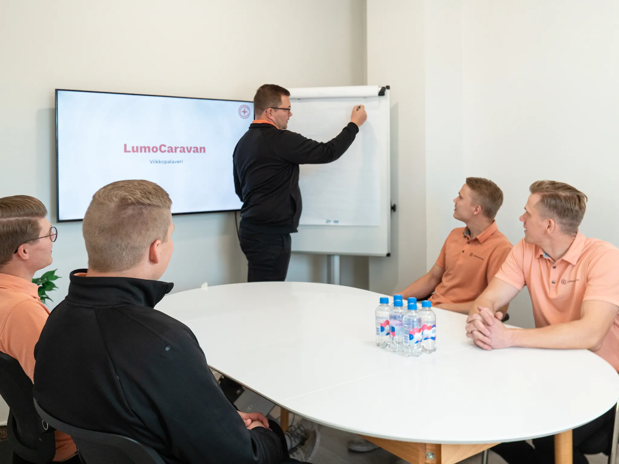 LomoCaravan henkilökuntaa